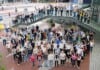 Flughafen München: Die neuen Nachwuchskräfte, ihre Eltern, das Ausbildungsteam sowie weitere Betreuer aus den Flughafen-Fachbereichen.