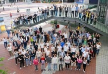 Flughafen München: Die neuen Nachwuchskräfte, ihre Eltern, das Ausbildungsteam sowie weitere Betreuer aus den Flughafen-Fachbereichen.