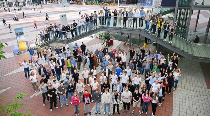 Flughafen München: Start in die Ausbildung bei FMG im September Flughafen München: Die neuen Nachwuchskräfte, ihre Eltern, das Ausbildungsteam sowie weitere Betreuer aus den Flughafen-Fachbereichen.