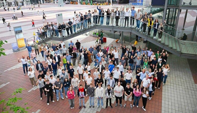 Flughafen München: Die neuen Nachwuchskräfte, ihre Eltern, das Ausbildungsteam sowie weitere Betreuer aus den Flughafen-Fachbereichen.