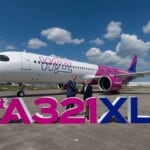 Owain Jones, Chief Corporate Officer von Wizz Air (rechts), und Christoph Zammert, Airbus EVP Head of A320 Family Programme, bei der Auslieferung des ersten A321XLR an Wizz Air.