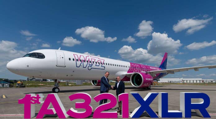 Wizz Air erweitert Flotte mit Airbus A321XLR Owain Jones, Chief Corporate Officer von Wizz Air (rechts), und Christoph Zammert, Airbus EVP Head of A320 Family Programme, bei der Auslieferung des ersten A321XLR an Wizz Air.