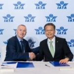 Auf der 81. Jahreshauptversammlung der International Air Transport Association (IATA) und dem World Air Transport Summit (WATS) unterzeichneten EVA AIR-Präsident Clay Sun (rechts) und IATA-Generaldirektor Willie Walsh (links) eine Kooperationsvereinbarung, die die offizielle Mitgliedschaft von EVA AIR in der Turbulence Aware-Plattform der IATA ankündigt.