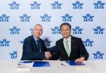 Auf der 81. Jahreshauptversammlung der International Air Transport Association (IATA) und dem World Air Transport Summit (WATS) unterzeichneten EVA AIR-Präsident Clay Sun (rechts) und IATA-Generaldirektor Willie Walsh (links) eine Kooperationsvereinbarung, die die offizielle Mitgliedschaft von EVA AIR in der Turbulence Aware-Plattform der IATA ankündigt.
