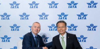 Auf der 81. Jahreshauptversammlung der International Air Transport Association (IATA) und dem World Air Transport Summit (WATS) unterzeichneten EVA AIR-Präsident Clay Sun (rechts) und IATA-Generaldirektor Willie Walsh (links) eine Kooperationsvereinbarung, die die offizielle Mitgliedschaft von EVA AIR in der Turbulence Aware-Plattform der IATA ankündigt.