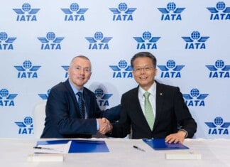 Auf der 81. Jahreshauptversammlung der International Air Transport Association (IATA) und dem World Air Transport Summit (WATS) unterzeichneten EVA AIR-Präsident Clay Sun (rechts) und IATA-Generaldirektor Willie Walsh (links) eine Kooperationsvereinbarung, die die offizielle Mitgliedschaft von EVA AIR in der Turbulence Aware-Plattform der IATA ankündigt.