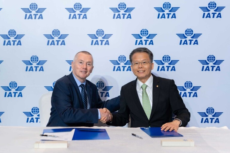 At the 81st Annual General Meeting of the International Air Transport Association (IATA) and the World Air Transport Summit (WATS), EVA AIR President Clay Sun (right) and IATA Director General Willie Walsh (left) signed a cooperation agreement announcing EVA AIR's official membership in IATA's Turbulence Aware platform.