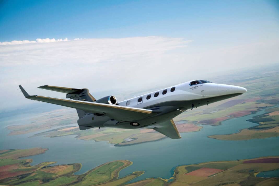 Embraer Phenom 300 im Flug