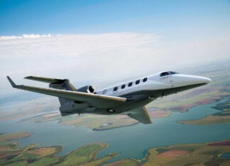 Embraer Phenom 300 im Flug