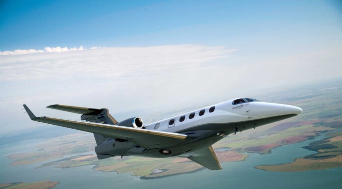 Embraer bietet Gogo Galileo HDX für Phenom 300-Kunden an Embraer Phenom 300 im Flug