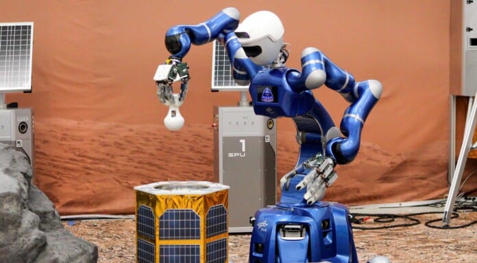 Surface Avatar: Roboter-Kollaboration für Mars-Erkundung aus dem All DLR-Roboter Rollin’ Justin holt Probenbehälter ab