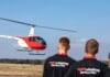 Die Flugschülerinnen und Flugschüler der DRF Akademie trainieren auf Hubschrauber des Typs Robinson R44 Raven II unter Anleitung erfahrener Fluglehrer