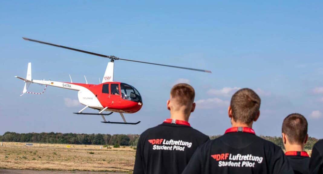 Die Flugschülerinnen und Flugschüler der DRF Akademie trainieren auf Hubschrauber des Typs Robinson R44 Raven II unter Anleitung erfahrener Fluglehrer