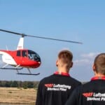 Hubschrauberpiloten-Ausbildung CPL (H): DRF Akademie verabschiedet Absolventen Die Flugschülerinnen und Flugschüler der DRF Akademie trainieren auf Hubschrauber des Typs Robinson R44 Raven II unter Anleitung erfahrener Fluglehrer