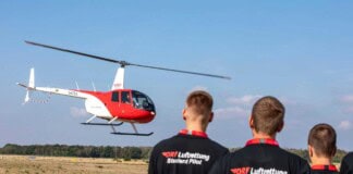 Die Flugschülerinnen und Flugschüler der DRF Akademie trainieren auf Hubschrauber des Typs Robinson R44 Raven II unter Anleitung erfahrener Fluglehrer