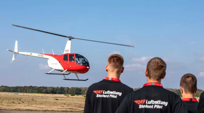 Hubschrauberpiloten-Ausbildung CPL (H): DRF Akademie verabschiedet Absolventen Die Flugschülerinnen und Flugschüler der DRF Akademie trainieren auf Hubschrauber des Typs Robinson R44 Raven II unter Anleitung erfahrener Fluglehrer