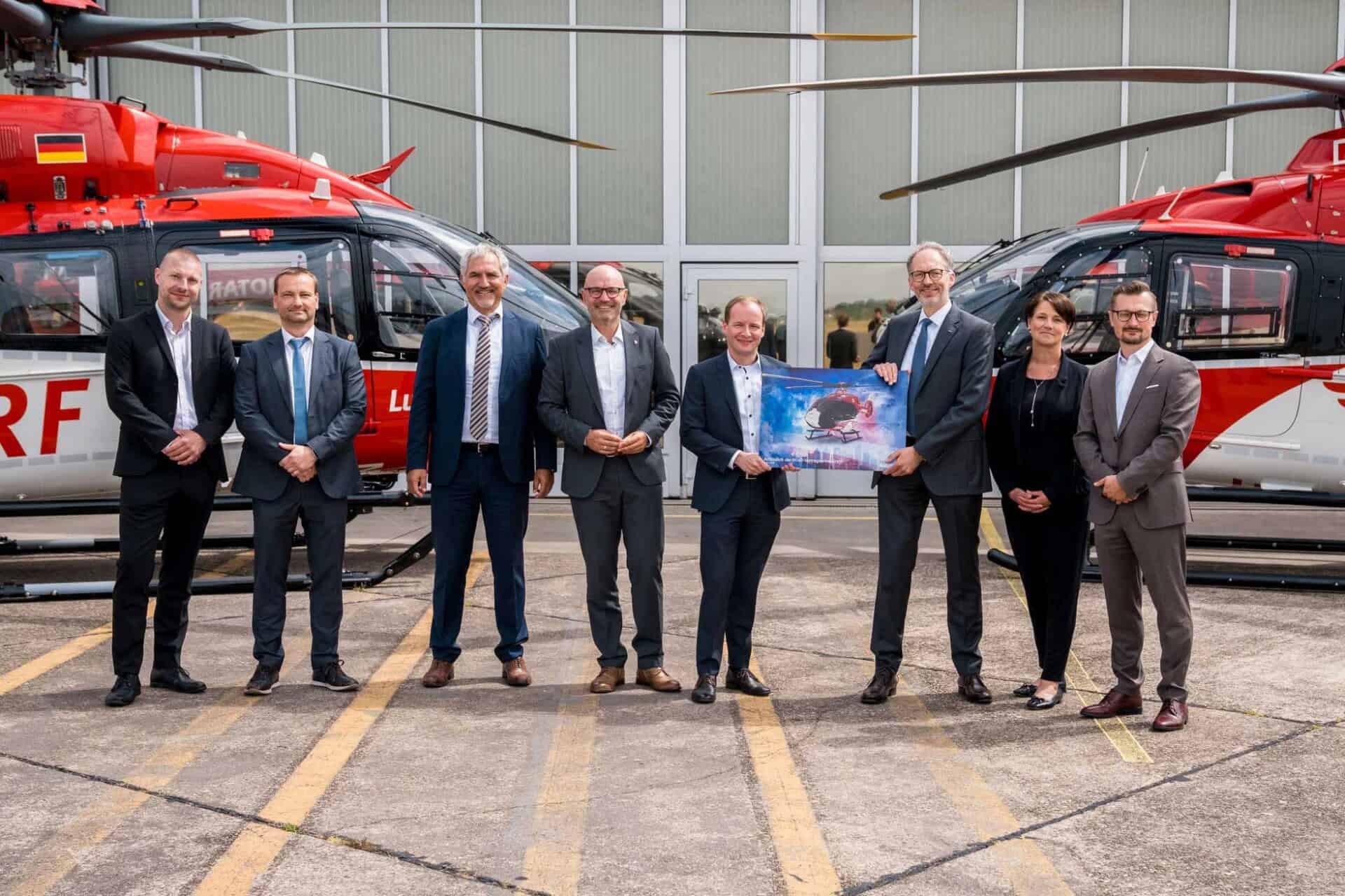 Zehn neue H140 für die DRF Luftrettung - ein Grund zur Freude für Hans-Christian Ohm, Leiter Zentraler Einkauf DRF Luftrettung, Yves Klauer, Manager Sales and Customer Relations, und Thomas Hein, Head of Europe Region, beide Airbus Helicopters, Dr. Krystian Pracz, Vorstandsvorsitzender, und Andreas Kneer, Leiter Finanzen, beide DRF Luftrettung, Dr. Dirk Petry, Head of H135 & H140 Programs und Petra Lanuschny, Program Manager H135 & H140 Contracts, beide Airbus Helicopters, sowie Roman Morka, Vorstand DRF Luftrettung.