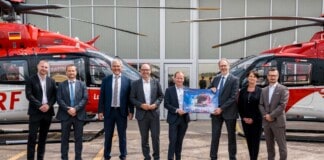 Zehn neue H140 für die DRF Luftrettung - ein Grund zur Freude für Hans-Christian Ohm, Leiter Zentraler Einkauf DRF Luftrettung, Yves Klauer, Manager Sales and Customer Relations, und Thomas Hein, Head of Europe Region, beide Airbus Helicopters, Dr. Krystian Pracz, Vorstandsvorsitzender, und Andreas Kneer, Leiter Finanzen, beide DRF Luftrettung, Dr. Dirk Petry, Head of H135 & H140 Programs und Petra Lanuschny, Program Manager H135 & H140 Contracts, beide Airbus Helicopters, sowie Roman Morka, Vorstand DRF Luftrettung.