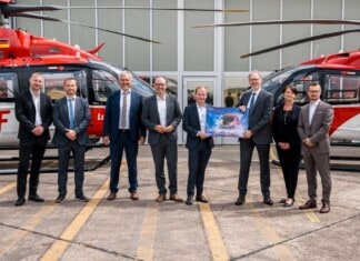Zehn neue H140 für die DRF Luftrettung - ein Grund zur Freude für Hans-Christian Ohm, Leiter Zentraler Einkauf DRF Luftrettung, Yves Klauer, Manager Sales and Customer Relations, und Thomas Hein, Head of Europe Region, beide Airbus Helicopters, Dr. Krystian Pracz, Vorstandsvorsitzender, und Andreas Kneer, Leiter Finanzen, beide DRF Luftrettung, Dr. Dirk Petry, Head of H135 & H140 Programs und Petra Lanuschny, Program Manager H135 & H140 Contracts, beide Airbus Helicopters, sowie Roman Morka, Vorstand DRF Luftrettung.