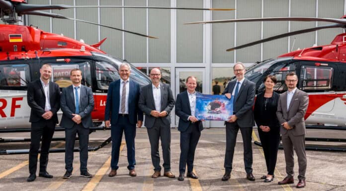 DRF Luftrettung modernisiert Flotte mit neuen Airbus H140 Hubschraubern Zehn neue H140 für die DRF Luftrettung - ein Grund zur Freude für Hans-Christian Ohm, Leiter Zentraler Einkauf DRF Luftrettung, Yves Klauer, Manager Sales and Customer Relations, und Thomas Hein, Head of Europe Region, beide Airbus Helicopters, Dr. Krystian Pracz, Vorstandsvorsitzender, und Andreas Kneer, Leiter Finanzen, beide DRF Luftrettung, Dr. Dirk Petry, Head of H135 & H140 Programs und Petra Lanuschny, Program Manager H135 & H140 Contracts, beide Airbus Helicopters, sowie Roman Morka, Vorstand DRF Luftrettung.