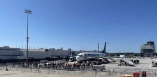 Reisende am TRIWO Hahn Airport