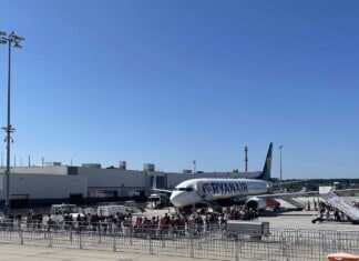 Reisende am TRIWO Hahn Airport