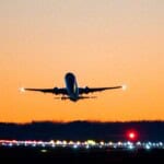 Start eines Flugzeugs am Flughafen Memmingen (EDJA)