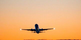 Start eines Flugzeugs am Flughafen Memmingen (EDJA)