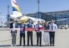 Johannes Mohrmann, Senior Manager Business Development Aviation, Flughafen Berlin Brandenburg GmbH (1.v.r.), Diana Wesser, Sales and Marketing Manager, Dan Air GSE Friends Touristik Marketing (2.v.l.) und Crew.