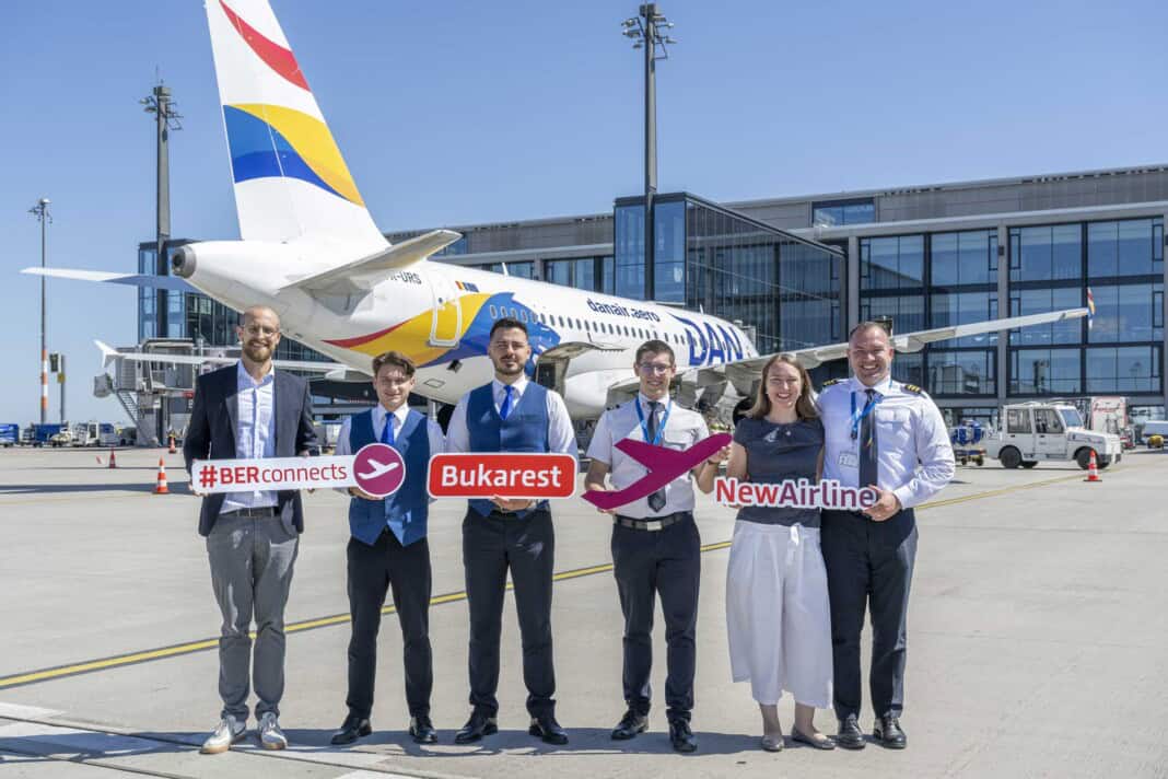 Johannes Mohrmann, Senior Manager Business Development Aviation, Flughafen Berlin Brandenburg GmbH (1.v.r.), Diana Wesser, Sales and Marketing Manager, Dan Air GSE Friends Touristik Marketing (2.v.l.) und Crew.