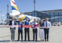 Johannes Mohrmann, Senior Manager Business Development Aviation, Flughafen Berlin Brandenburg GmbH (1.v.r.), Diana Wesser, Sales and Marketing Manager, Dan Air GSE Friends Touristik Marketing (2.v.l.) und Crew.