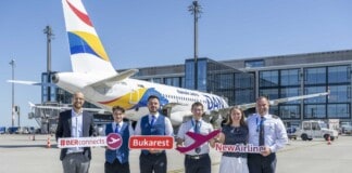 Johannes Mohrmann, Senior Manager Business Development Aviation, Flughafen Berlin Brandenburg GmbH (1.v.r.), Diana Wesser, Sales and Marketing Manager, Dan Air GSE Friends Touristik Marketing (2.v.l.) und Crew.