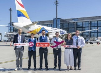 Johannes Mohrmann, Senior Manager Business Development Aviation, Flughafen Berlin Brandenburg GmbH (1.v.r.), Diana Wesser, Sales and Marketing Manager, Dan Air GSE Friends Touristik Marketing (2.v.l.) und Crew.