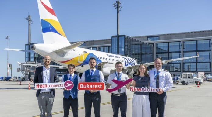 DAN AIR startet neue Flugverbindung vom BER nach Bukarest Johannes Mohrmann, Senior Manager Business Development Aviation, Flughafen Berlin Brandenburg GmbH (1.v.r.), Diana Wesser, Sales and Marketing Manager, Dan Air GSE Friends Touristik Marketing (2.v.l.) und Crew.