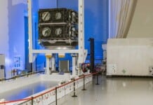 BOEING O3b mPOWER F9 und F10 gestapelt und für den Versand vorbereitet.
