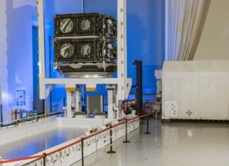 BOEING O3b mPOWER F9 und F10 gestapelt und für den Versand vorbereitet.