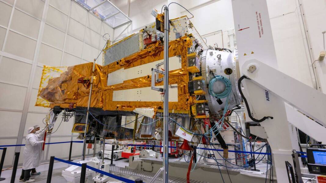 Satellit MetOp-SG-A1 mit dem METimage-Instrument im Reinraum bei Airbus