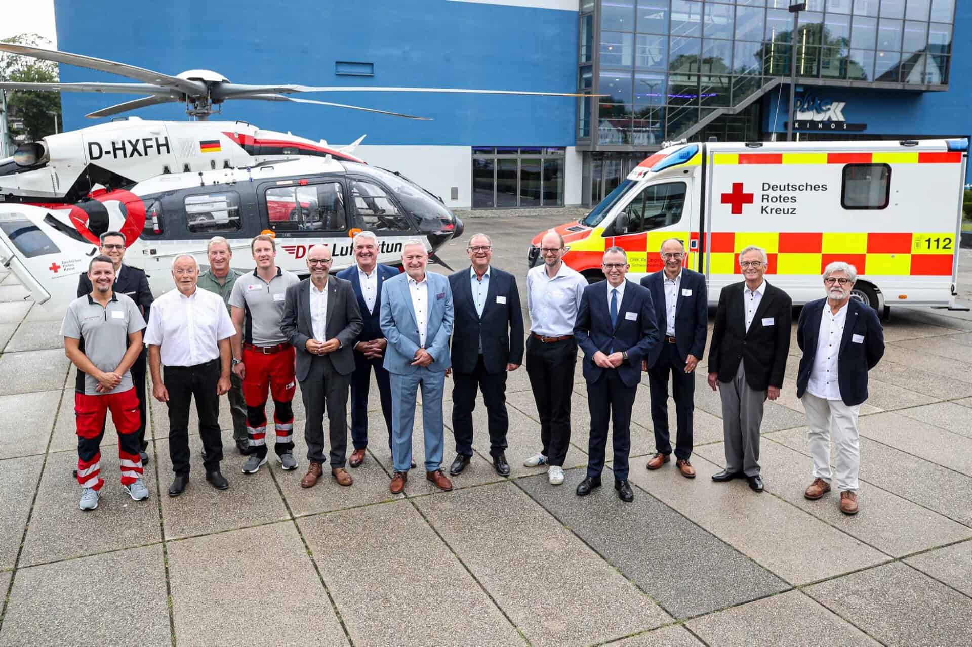 Christoph 11 feiert 50. Geburtstag mit Staatsekretär Thomas Blenke MdL (7. von rechts), Dr. Krystian Pracz, Vorstandsvorsitzender der DRF Luftrettung (6. von links) und Jürgen Roth, Oberbürgermeister in Villingen-Schwenningen und Vorsitzender des DRK Kreisverbandes Villingen-Schwenningen e.V.