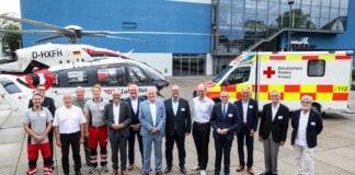 Christoph 11 feiert 50. Geburtstag mit Staatsekretär Thomas Blenke MdL (7. von rechts), Dr. Krystian Pracz, Vorstandsvorsitzender der DRF Luftrettung (6. von links) und Jürgen Roth, Oberbürgermeister in Villingen-Schwenningen und Vorsitzender des DRK Kreisverbandes Villingen-Schwenningen e.V.