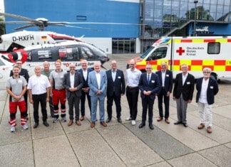 Christoph 11 celebrates its 50th birthday with State Secretary Thomas Blenke MdL (7th from right), Dr. Krystian Pracz, Chairman of the Board of DRF Air Rescue (6th from left) and Jürgen Roth, Mayor of Villingen-Schwenningen and Chairman of the DRK District Association Villingen-Schwenningen e.V.