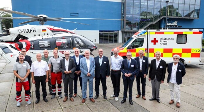 50 Jahre Christoph 11 in Villingen-Schwenningen: Luftrettung für den Schwarzwald-Baar-Kreis Christoph 11 feiert 50. Geburtstag mit Staatsekretär Thomas Blenke MdL (7. von rechts), Dr. Krystian Pracz, Vorstandsvorsitzender der DRF Luftrettung (6. von links) und Jürgen Roth, Oberbürgermeister in Villingen-Schwenningen und Vorsitzender des DRK Kreisverbandes Villingen-Schwenningen e.V.