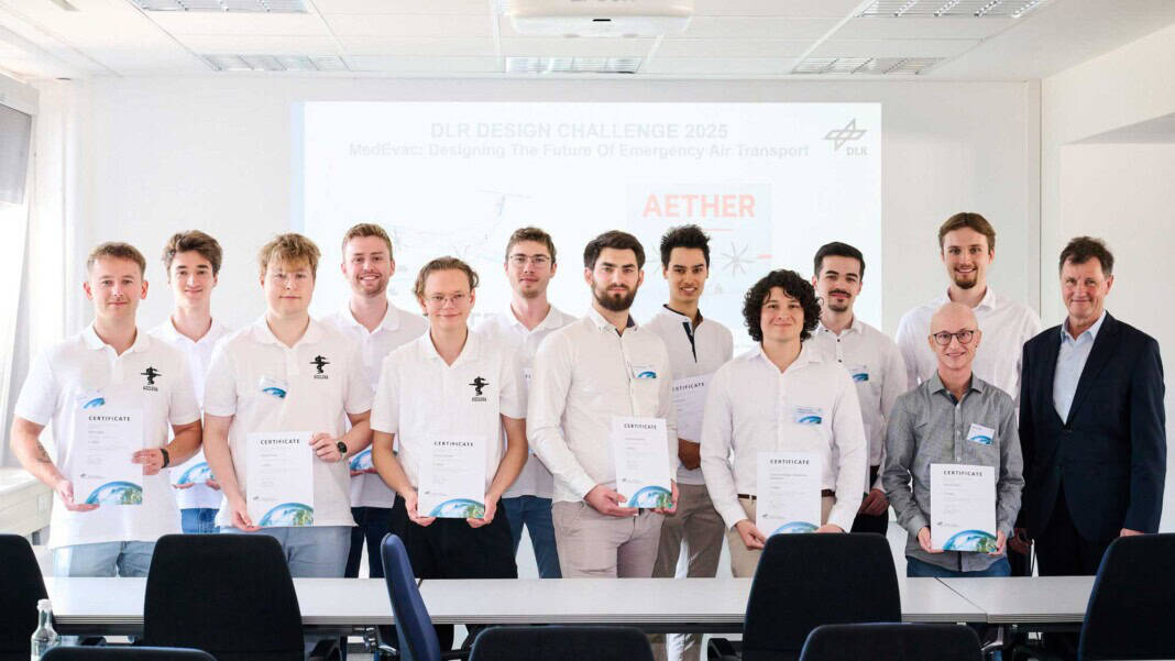 Die beiden Gewinnerteams ASCLERA und AETHER bei der Siegerehrung der DLR Design Challenge 2025