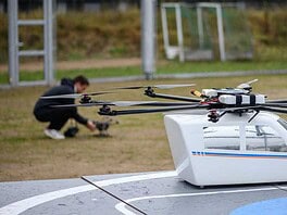 Vorbereitungen für einen Flug von mehreren Drohnen gleichzeitig