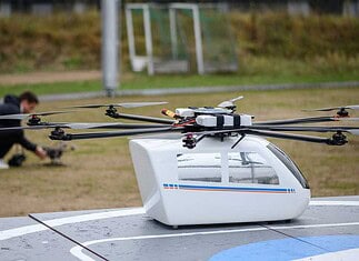 Flybots-Initiative von DLR und TU Braunschweig: Prototypen im sicheren Käfig Vorbereitungen für einen Flug von mehreren Drohnen gleichzeitig