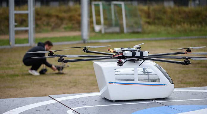 Flybots-Initiative von DLR und TU Braunschweig: Prototypen im sicheren Käfig Vorbereitungen für einen Flug von mehreren Drohnen gleichzeitig
