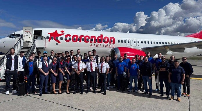 Meilenstein im Basketball: EuroLeague-Heimspiel von Anadolu Efes in Antalya Anadolu Efes Team und Corendon Airlines Crew