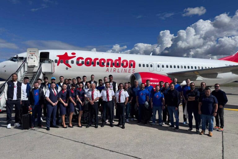 Anadolu Efes Team und Corendon Airlines Crew