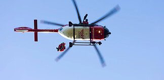 Christoph 54 der DRF Luftrettung beim Freiburg Herbst-Windentraining Das Herbsttraining stärkt Abläufe und Vertrauen zwischen der DRF Luftrettung und ihrer Partner.