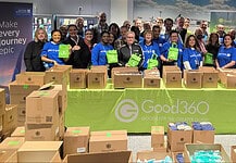 Flughafen Frankfurt: United Airlines engagiert sich für Bedürftige Build a kit for people in need - United-Team in Frankfurt