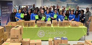 Flughafen Frankfurt: United Airlines engagiert sich für Bedürftige Build a kit for people in need - United-Team in Frankfurt